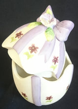 Lade das Bild in den Galerie-Viewer, BONBONIERE - Keramik / Steingut, Ei-Form mit Schleife, Blüten Dekor, Handarbeit / Handbemalt (G)