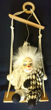 Lade das Bild in den Galerie-Viewer, CLOWN PUPPE auf SCHAUKEL- Mittelgroß, Stoff / Porzellan / Holz, Handarbeit, Handbemalt