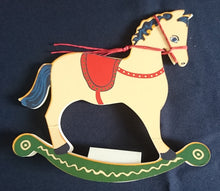 Lade das Bild in den Galerie-Viewer, 3er Set SCHAUKELPFERDE FIGUREN - Balsaholz, Tiere Pferde Sattel Motiv Form Dekor