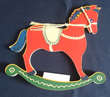 Lade das Bild in den Galerie-Viewer, 3er Set SCHAUKELPFERDE FIGUREN - Balsaholz, Tiere Pferde Sattel Motiv Form Dekor