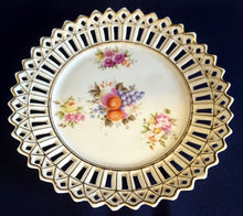 Lade das Bild in den Galerie-Viewer, DEKORATIONS DESSERTTELLER - Porzellan Durchbrochen, Goldrand Blumenblüten Heidelbeeren Mirabellen Motiv Dekor