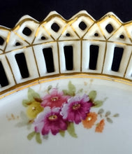 Lade das Bild in den Galerie-Viewer, DEKORATIONS DESSERTTELLER - Porzellan Durchbrochen, Goldrand Blumenblüten Heidelbeeren Mirabellen Motiv Dekor