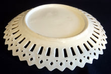 Lade das Bild in den Galerie-Viewer, 2er Set DEKORATIONS DESSERTTELLER - Porzellan Durchbrochen, Goldrand Blumenblüten Weintrauben Äpfel Apfel Motiv Dekor