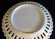 Lade das Bild in den Galerie-Viewer, DEKORATIONS DESSERTTELLER - Porzellan Durchbrochen, Goldrand Blumenblüten Heidelbeeren Mirabellen Motiv Dekor