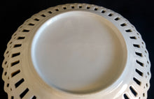 Lade das Bild in den Galerie-Viewer, 2er Set DEKORATIONS DESSERTTELLER - Porzellan Durchbrochen, Goldrand Blumenblüten Weintrauben Äpfel Apfel Motiv Dekor