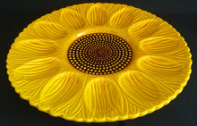 Lade das Bild in den Galerie-Viewer, EIER- BEILAGENPLATTENTELLER - Keramik / Steingut, Halbe Eier Sonnenblumen Motiv Form Dekor