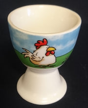 Lade das Bild in den Galerie-Viewer, EIERBECHER - Keramik / Steingut, Landschaft Himmel Wiese Flora Fauna Hahn Huhn Motiv Dekor