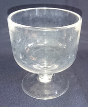 Lade das Bild in den Galerie-Viewer, EISDESSERT BECHER - Hartglas, Kreisförmige Geometrische Form