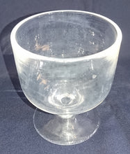 Lade das Bild in den Galerie-Viewer, EISDESSERT BECHER - Hartglas, Kreisförmige Geometrische Form