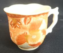 Lade das Bild in den Galerie-Viewer, 2er Set 2er ESPRESSOGEDECKE - Porzellan, Perlmutt Effekt Abstrakt Flora Fauna Pflanzen Motiv Gewölbte Form Dekor