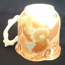 Lade das Bild in den Galerie-Viewer, 2er ESPRESSOGEDECK - Porzellan, Perlmutt Effekt Abstrakt Flora Fauna Pflanzen Motiv Gewölbte Form Dekor