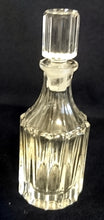 Lade das Bild in den Galerie-Viewer, 2er Set LEERE FLACON´S - Press- / Hartglas, Klarer Teilschliff Kantiger Form Motiv Dekor