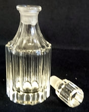 Lade das Bild in den Galerie-Viewer, 2er Set LEERE FLACON´S - Press- / Hartglas, Klarer Teilschliff Kantiger Form Motiv Dekor