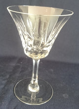 Lade das Bild in den Galerie-Viewer, GETRÄNKEGLAS - Kristallglas, Klar Symetrischer Linien Schliff Dekor