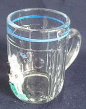 Lade das Bild in den Galerie-Viewer, KLEINES GETRÄNKEGLAS - Hartglas, Gras Katzen Kater Fliege Linien Motiv Dekor