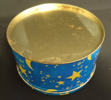 Lade das Bild in den Galerie-Viewer, GROßE GEBÄCKDOSE MIT DECKEL - Metall / Blech, Mond Sterne Weihnachtsmann Goldrand Motiv Dekor (G)