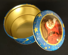 Lade das Bild in den Galerie-Viewer, GROßE GEBÄCKDOSE MIT DECKEL - Metall / Blech, Mond Sterne Weihnachtsmann Goldrand Motiv Dekor (G)