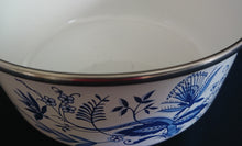 Lade das Bild in den Galerie-Viewer, GROßE SCHÜSSEL - Metall / Emaile, Zwiebelmuster Motiv Silberrand Dekor