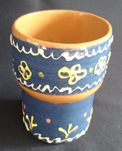 Lade das Bild in den Galerie-Viewer, GETRÄNKEBECHER - Keramik / Steingut, Blumenblüten Pflanzen Flora Geschwungene Linien Striche Motiv Dekor, Handbemalt