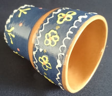 Lade das Bild in den Galerie-Viewer, GETRÄNKEBECHER - Keramik / Steingut, Blumenblüten Pflanzen Flora Geschwungene Linien Striche Motiv Dekor, Handbemalt