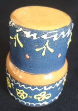 Lade das Bild in den Galerie-Viewer, GETRÄNKEBECHER - Keramik / Steingut, Blumenblüten Pflanzen Flora Geschwungene Linien Striche Motiv Dekor, Handbemalt