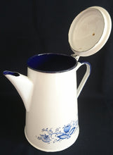 Lade das Bild in den Galerie-Viewer, KAFFEEKANNE MIT DECKEL - Metall / Emaile, Zwiebelmuster Motiv Rand Dekor