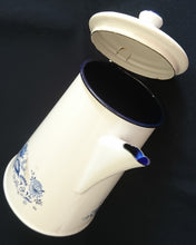 Lade das Bild in den Galerie-Viewer, KAFFEEKANNE MIT DECKEL - Metall / Emaile, Zwiebelmuster Motiv Rand Dekor