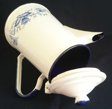 Lade das Bild in den Galerie-Viewer, KAFFEEKANNE MIT DECKEL - Metall / Emaile, Zwiebelmuster Motiv Rand Dekor