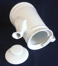 Lade das Bild in den Galerie-Viewer, KAFFEEKANNE MIT DECKEL - Porzellan, Klassisch Einfärbiges Relief Dekor