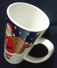 Lade das Bild in den Galerie-Viewer, KAFFEETASSE POTT - Keramik / Steingut, Weihnachtsmann Dorf Schneemann Sternenhimmel Geschenke Motiv Dekor