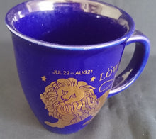 Lade das Bild in den Galerie-Viewer, KAFFEETASSE POTT - Keramik / Steingut, Sternzeichen Datum Schriftzug Löwe Motiv Symbol Dekor