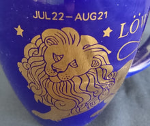 Lade das Bild in den Galerie-Viewer, KAFFEETASSE POTT - Keramik / Steingut, Sternzeichen Datum Schriftzug Löwe Motiv Symbol Dekor