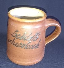 Lade das Bild in den Galerie-Viewer, KAFFEETASSE - Keramik / Steingut, Einfärbiges Dekor Aufschrift "Schloß Auerbach"
