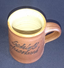Lade das Bild in den Galerie-Viewer, KAFFEETASSE - Keramik / Steingut, Einfärbiges Dekor Aufschrift "Schloß Auerbach"