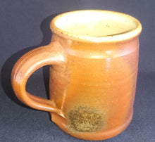 Lade das Bild in den Galerie-Viewer, KAFFEETASSE - Keramik / Steingut, Einfärbiges Dekor Aufschrift "Schloß Auerbach"