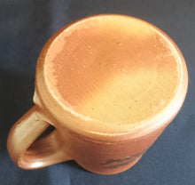 Lade das Bild in den Galerie-Viewer, KAFFEETASSE - Keramik / Steingut, Einfärbiges Dekor Aufschrift "Schloß Auerbach"