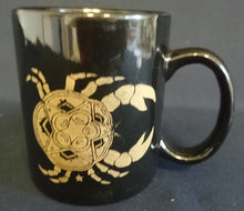 Lade das Bild in den Galerie-Viewer, KAFFEETASSE - Keramik / Steingut, Astronomie Krebs Sternzeichen Tier Motiv Dekor