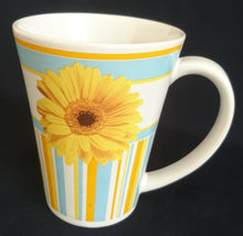 Lade das Bild in den Galerie-Viewer, KAFFEETASSE - Keramik / Steingut, Sonnenblumen Blüten Senkrechte & Waagerechte Linien Balken Motiv Dekor