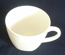 Lade das Bild in den Galerie-Viewer, KAFFEETASSE - Porzellan, Abgerundete Viereckige Quadratische Form Einfärbiges Dekor