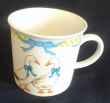 Lade das Bild in den Galerie-Viewer, 2er Set 2er KAFFEEGEDECK "Porcelain Collection" - Porzellan, Ländliches Gänse Schleifen Motiv Dekor