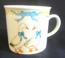 Lade das Bild in den Galerie-Viewer, 2er KAFFEEGEDECK "Porcelain Collection" - Porzellan, Ländliches Gänse Schleifen Motiv Dekor