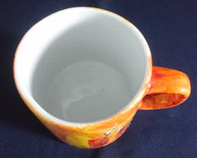 Lade das Bild in den Galerie-Viewer, KAFFEETASSE - Porzellan, Feuer Lava Blüten Motiv Dekor