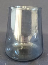 Lade das Bild in den Galerie-Viewer, KLEINE BLUMENVASE - Press- / Hartglas, Einfärbiges Klares Graues Dekor