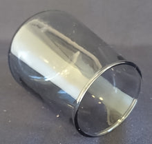 Lade das Bild in den Galerie-Viewer, KLEINE BLUMENVASE - Press- / Hartglas, Einfärbiges Klares Graues Dekor