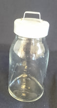 Lade das Bild in den Galerie-Viewer, KLEINES VORRATSDÖSCHEN MIT DECKEL - Press- / Hartglas & Metall, Klassische Ländliche Milchbehälter Form