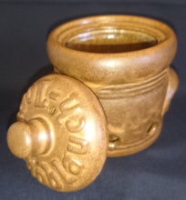 Lade das Bild in den Galerie-Viewer, KNOBLAUCH-AUFBEWAHRUNGSBEHÄLTER MIT DECKEL - Keramik / Steingut, Schriftdekor