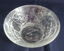 Lade das Bild in den Galerie-Viewer, KOMPOTTSCHALE - Hartglas, Geschliffenes Erdbeere Kirsche Obst Motiv Dekor