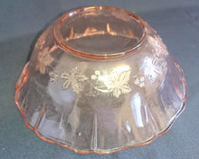 Lade das Bild in den Galerie-Viewer, SERVIERSCHÜSSEL - Hartglas, Matt Geschliffenes Blatt Blätter Relief Motiv Dekor