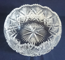 Lade das Bild in den Galerie-Viewer, OBSTSCHALE - 24% Pbo Bleikristall, Abstrakter Stern Sonnenstrahlen Gezackter Rand Dekorschliff