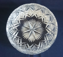 Lade das Bild in den Galerie-Viewer, OBSTSCHALE - 24% Pbo Bleikristall, Abstrakter Stern Sonnenstrahlen Gezackter Rand Dekorschliff